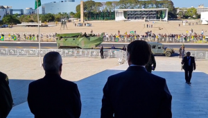 Ao lado de Braga Netto, Bolsonaro acompanha desfile de tanques militares no Palácio do Planalto