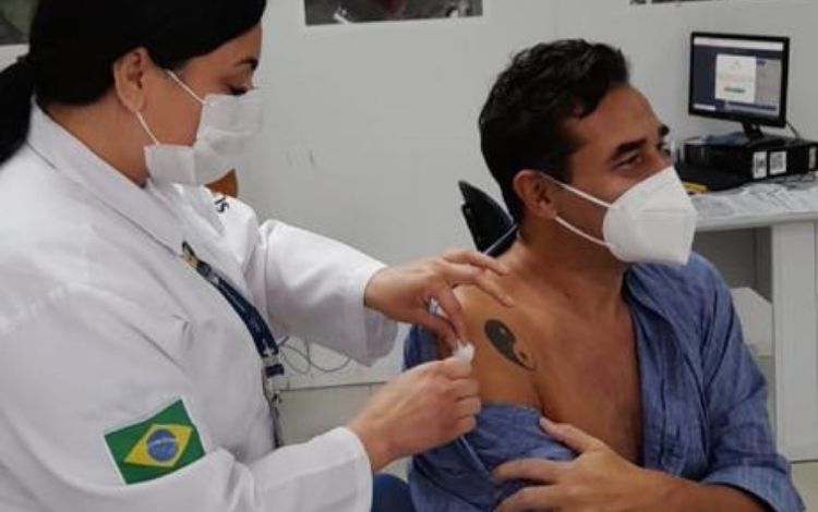 Luciano Szafir sendo vacinado contra a Covid-19