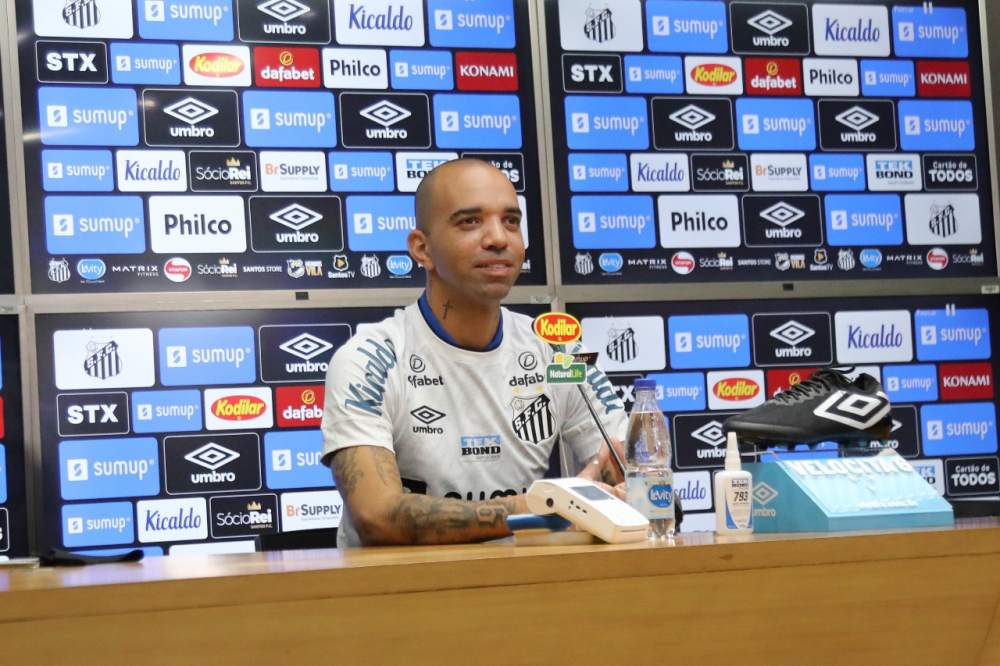 Diego Tardelli durante entrevista coletiva no Santos