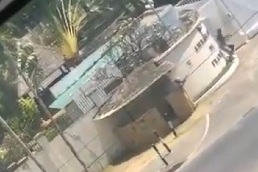 Homem armado na frente da embaixada da frança na tanzânia