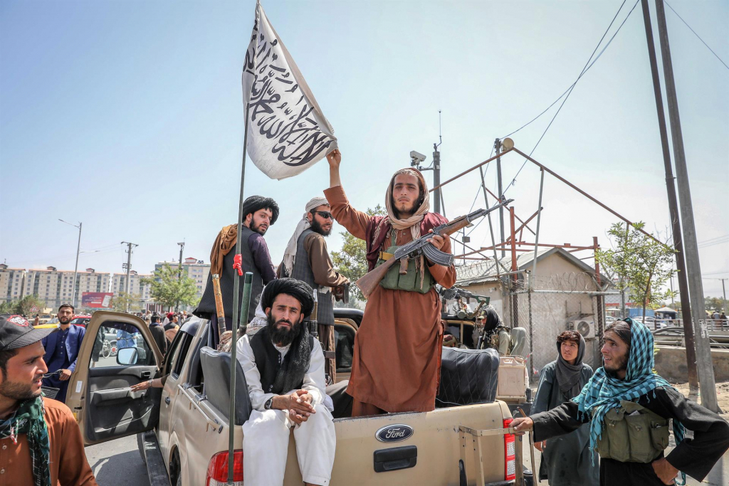 soldados do talibã em cima de carro