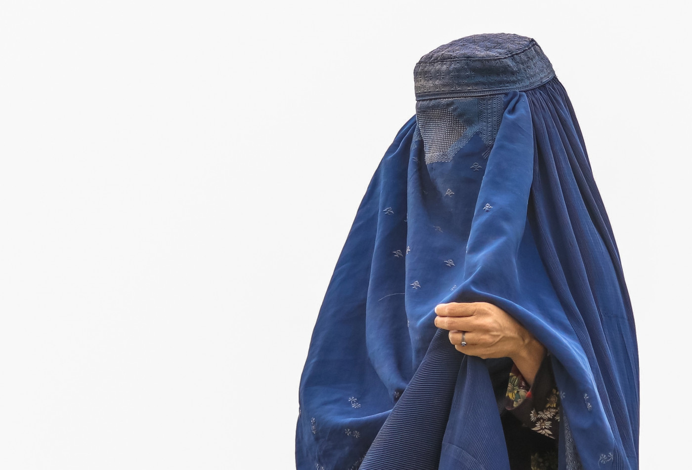 Uma mulher vestida de burca afegã