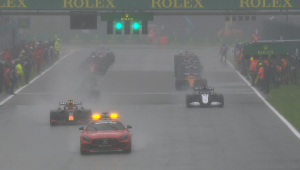 Carros da Fórmula 1 na rodada de apresentação atrás do safety car no GP da Bélgica