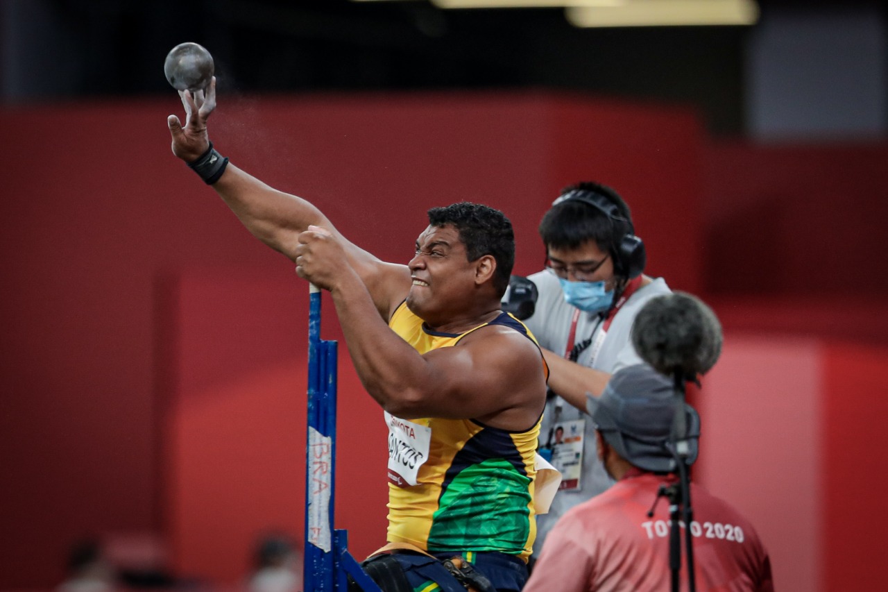 Atleta paralímpico fazendo arremesso de peso nas Paralímpiadas de 2020 em Tóquio