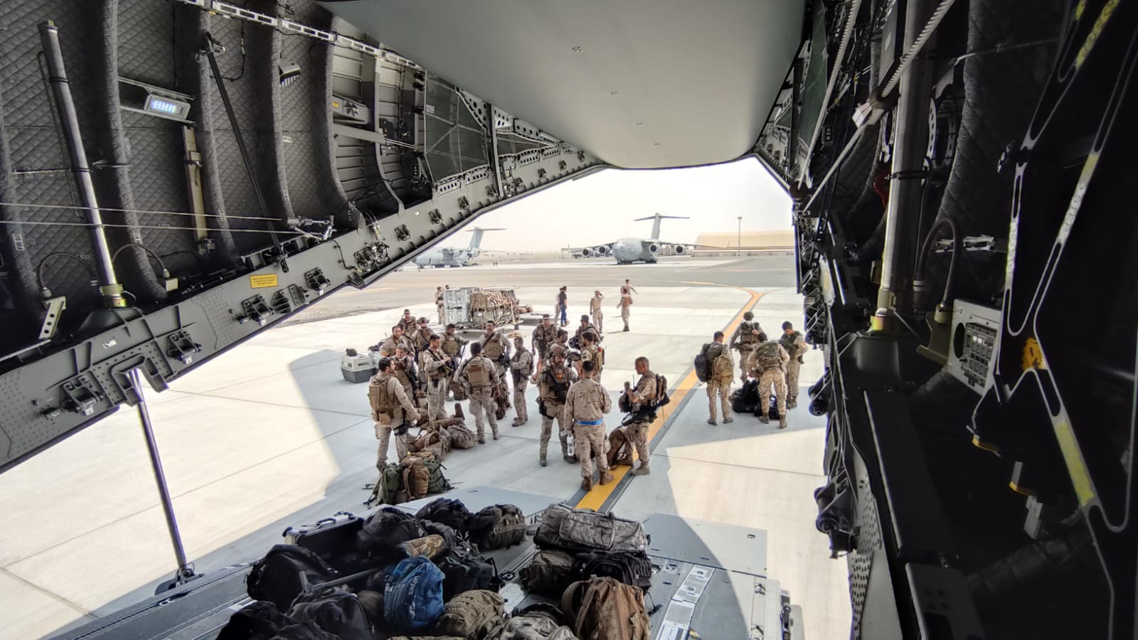 Avião da Espanha pousando em Dubai para auxiliar no repatriamento de afegães