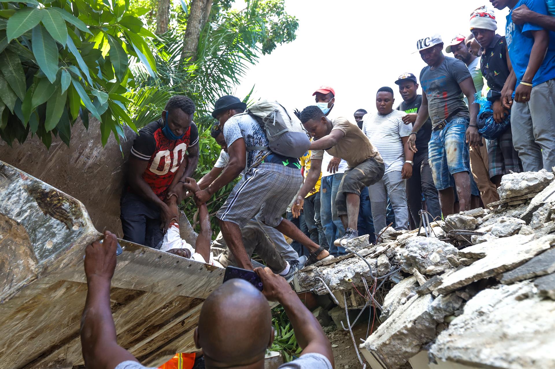 pessoas revirando escombros no Haiti
