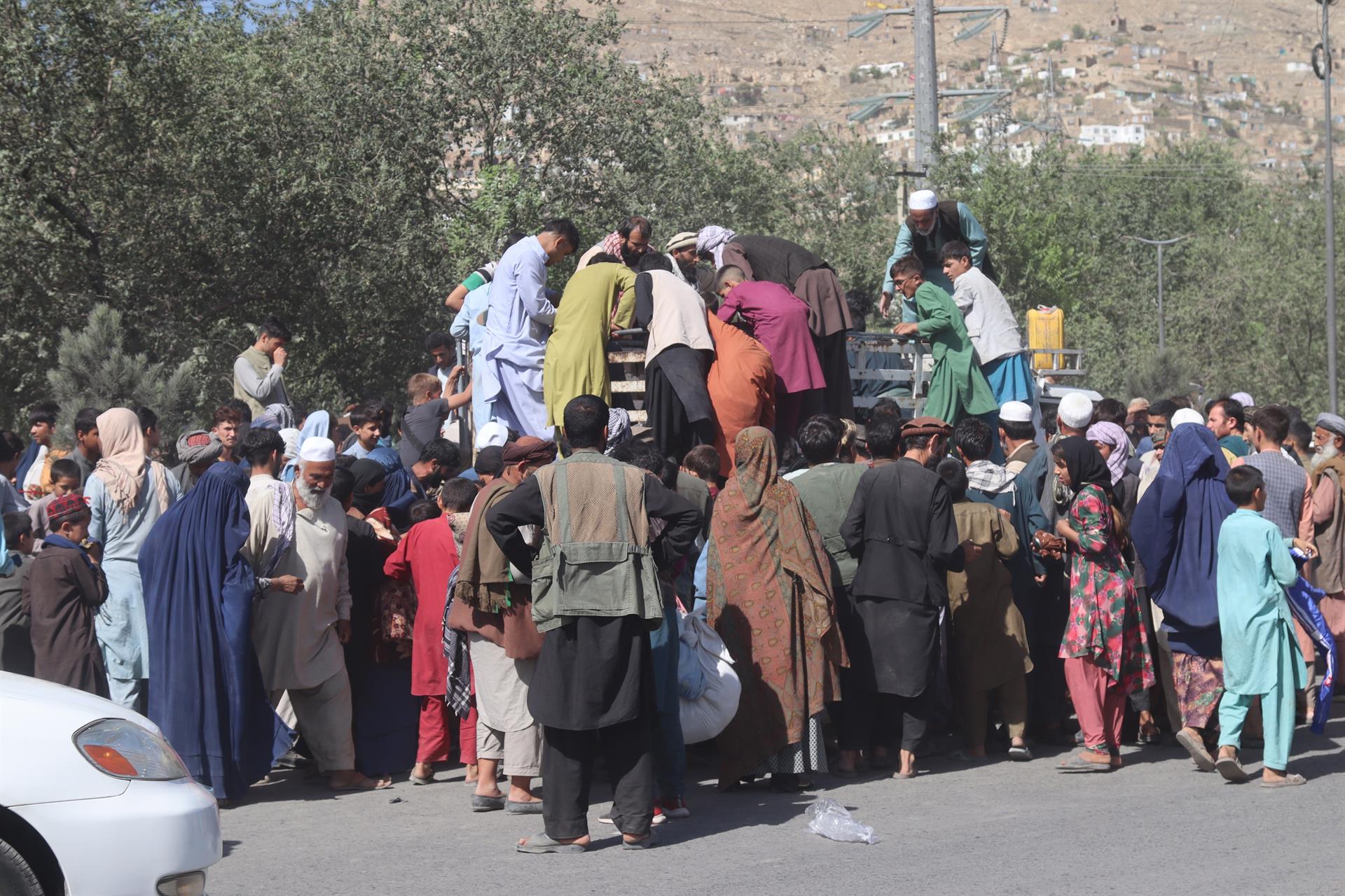 Pessoas amontoadas procurando por comida em Cabul