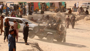 carros do talibã fechando fronteira no Afeganistão