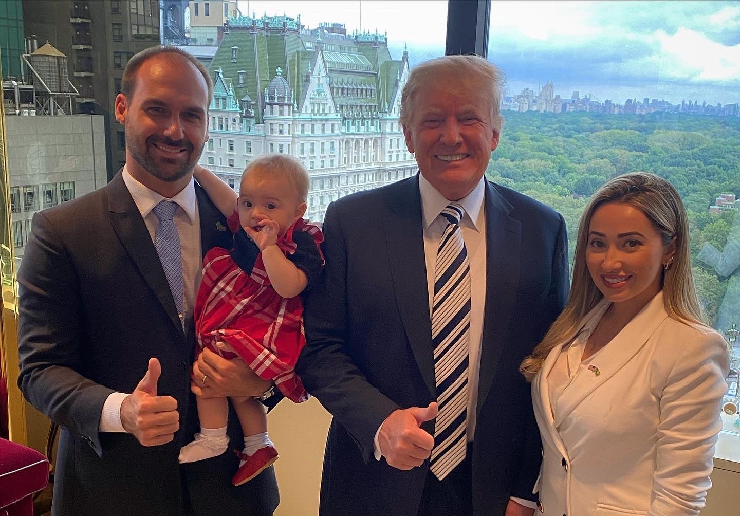 eduardo bolsonaro com filha no colo ao lado de Trump e da esposa