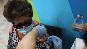 Mulher idosa vacinada com terceira dose de vacina contra Covid-19 em Israel