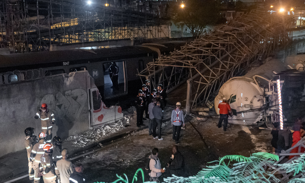 Caminhão derrubou passarela na linha do metrôRio