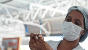 Na foto, enfermeira manipulando a vacina Pfizer durante aplicação em Salvador, Bahia