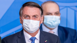 Presidente Jair Bolsonaro usa máscara de proteção branca em evento