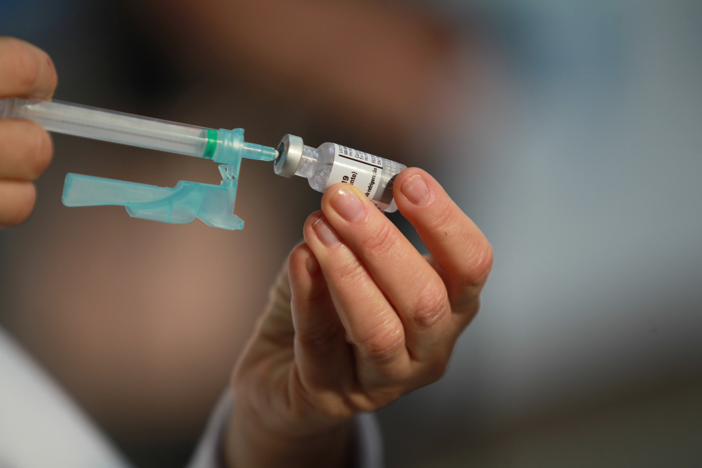 Profissional da saúde mostra frasco da vacina contra a Covid-19