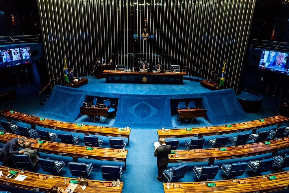 Vista de cima do plenário do Senado, com oito pessoas dentro