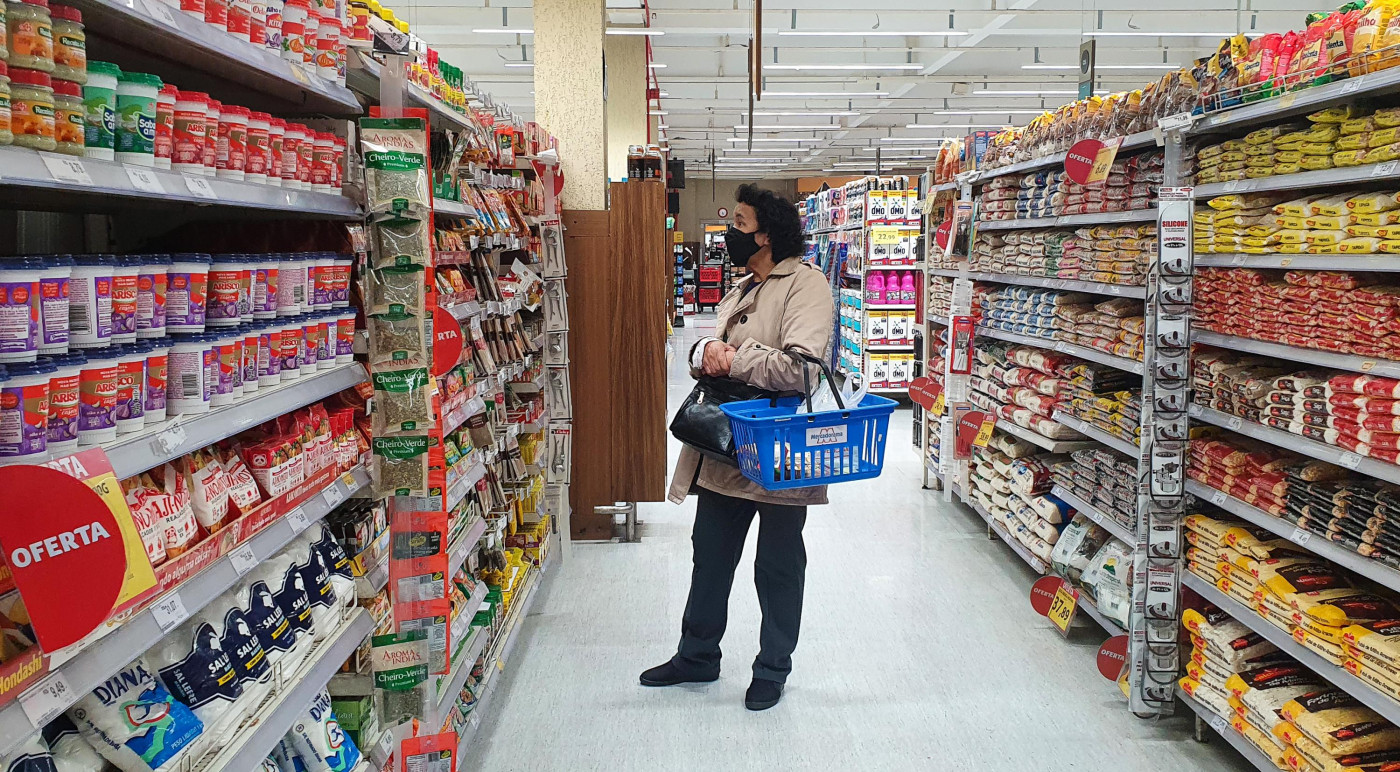 Supermercado aposta em descontos para vender produtos perto do vencimento |  Jovem Pan