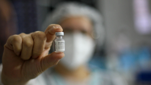 Profissional da saúde mostra frasco da vacina da Pfizer contra a Covid-19