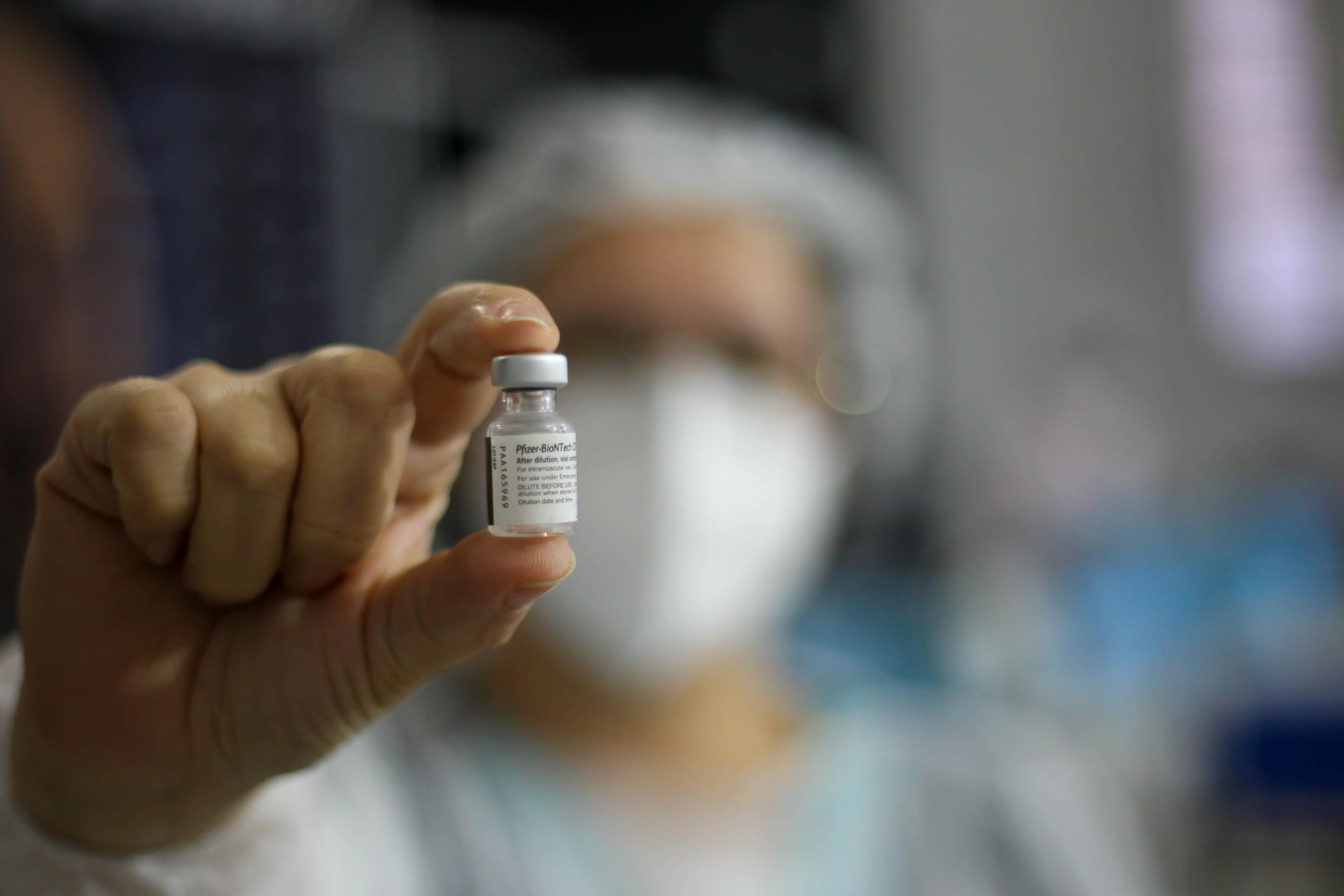 Profissional da saúde mostra frasco da vacina da Pfizer contra a Covid-19