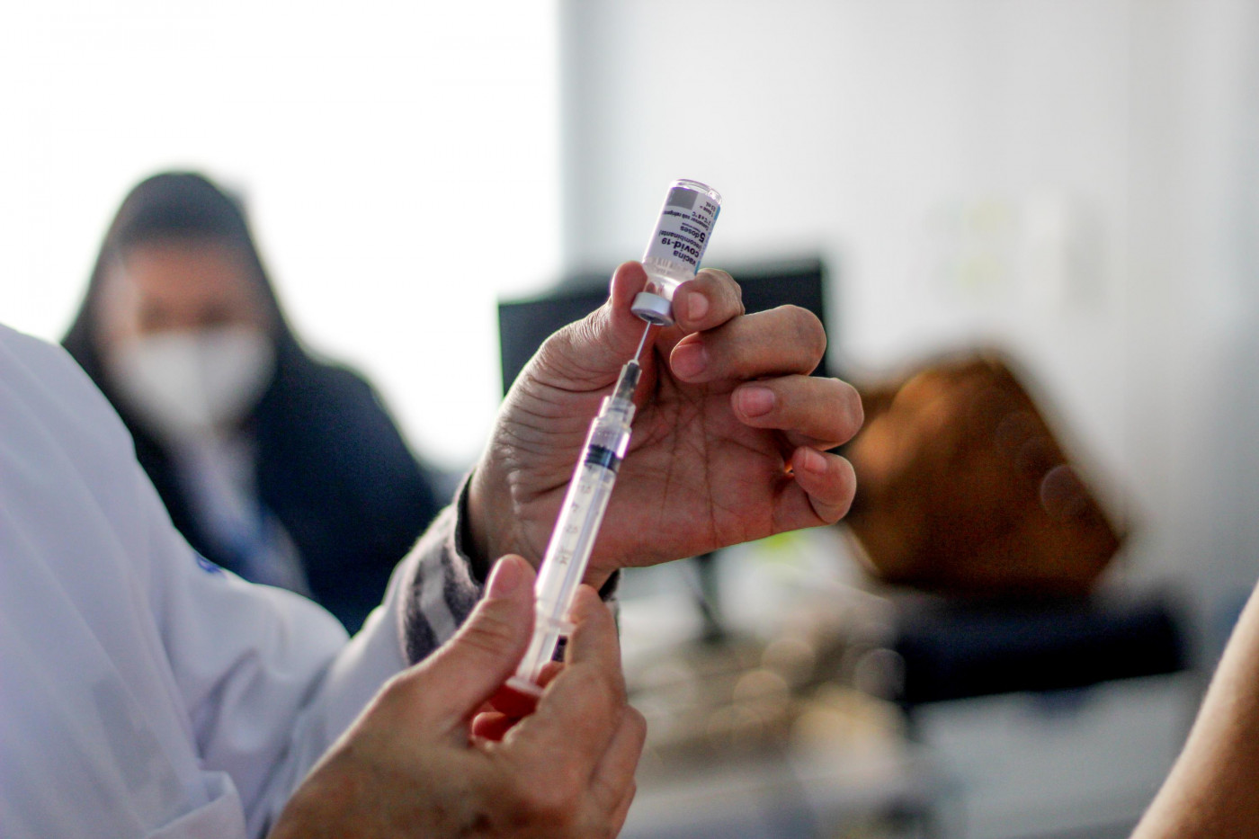 Profissional da saúde prepara dose de vacina para aplicação