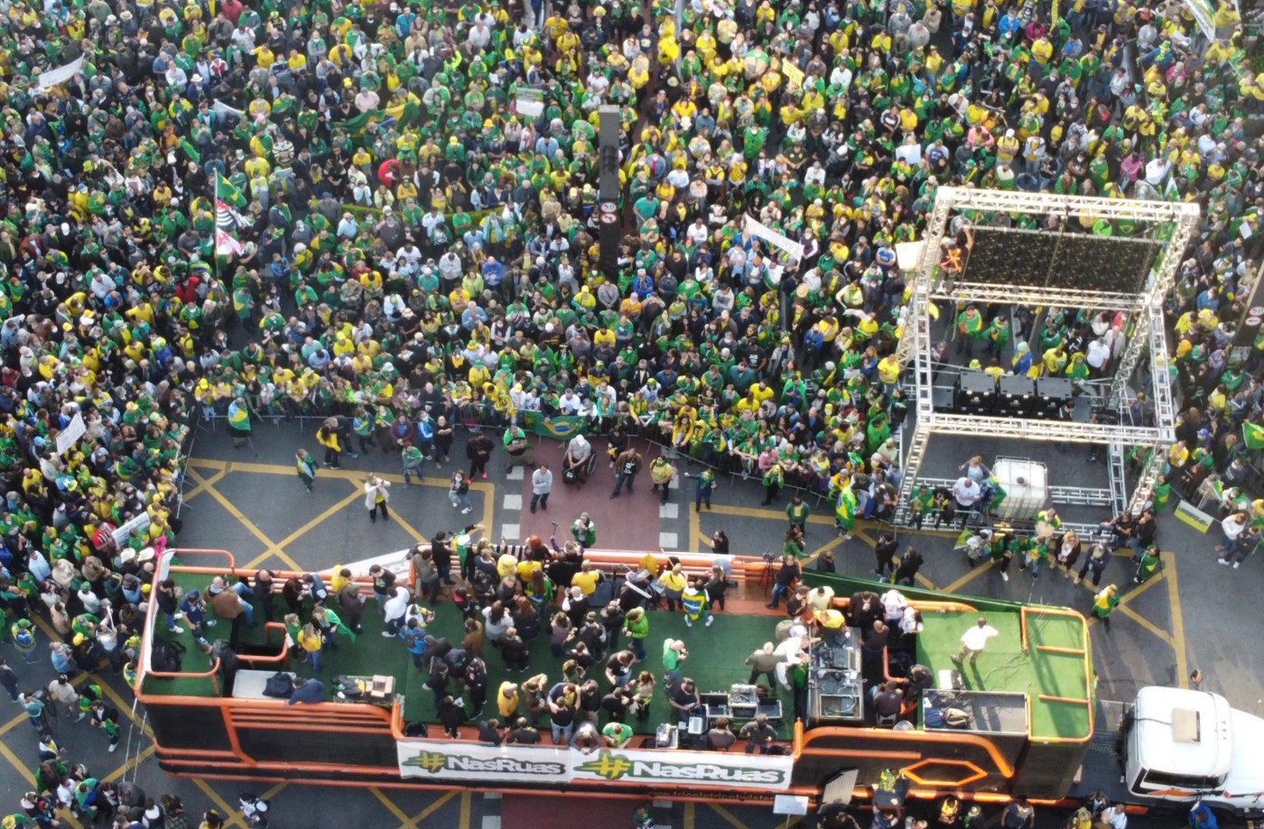 Foto tirada de cima com vários apoiadores em manifestação pró-bolsonaro