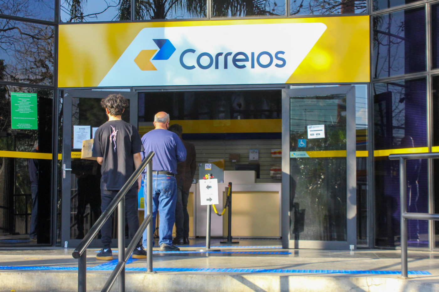 Cliente aguarda na fila de agência dos Correios