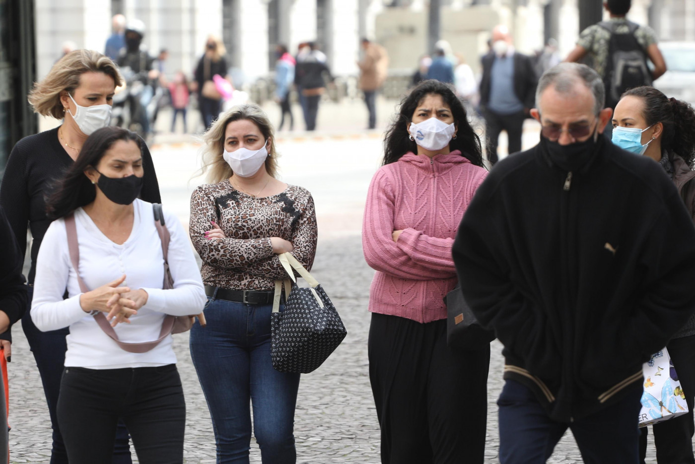 Pedestres se protegem do vento frio nesta quarta-feira (11), no centro de São Paulo)