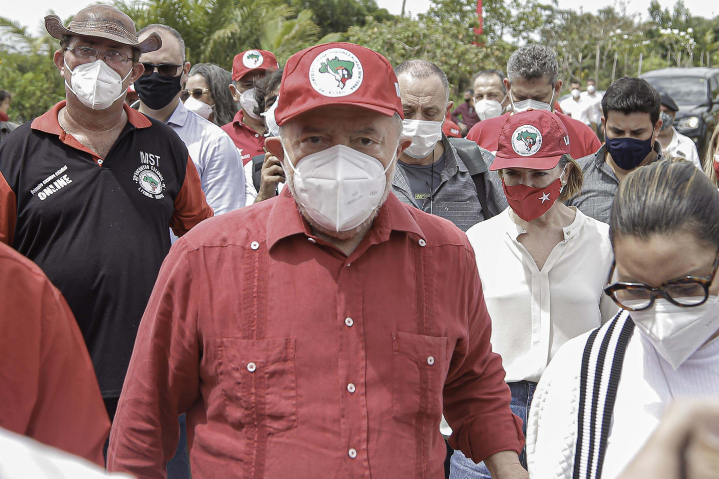 Ex-presidente Lula visita acampamento
