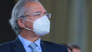 Ministro da Economia, Paulo Guedes, usa máscara branca