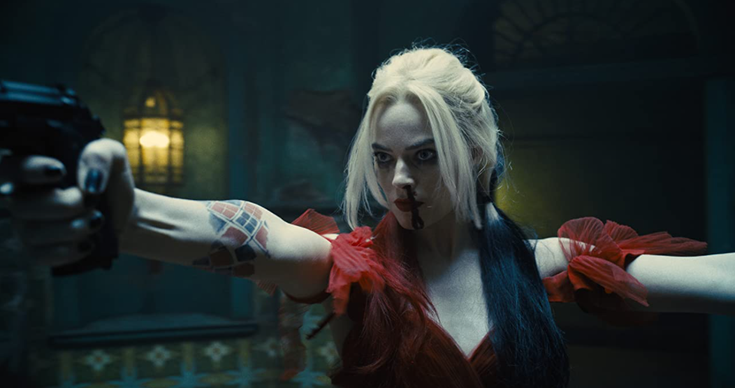 Maquiada e trajada a caráter, Margot Robbie interpreta Arlequina no filme 