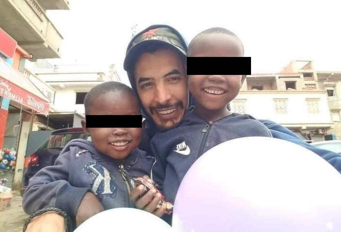 foto de homem assassinado na Turquia ainda em vida ao lado de duas crianças