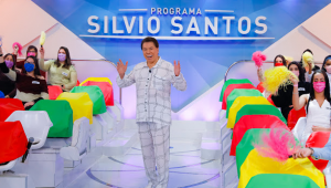 Silvio Santos apresentando o programa de pijama