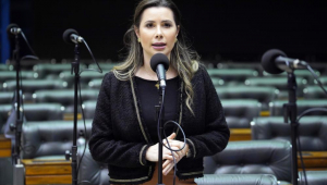 'Voto que não é auditável e apuração que não é pública já é fraude', diz a deputada Carolina de Toni