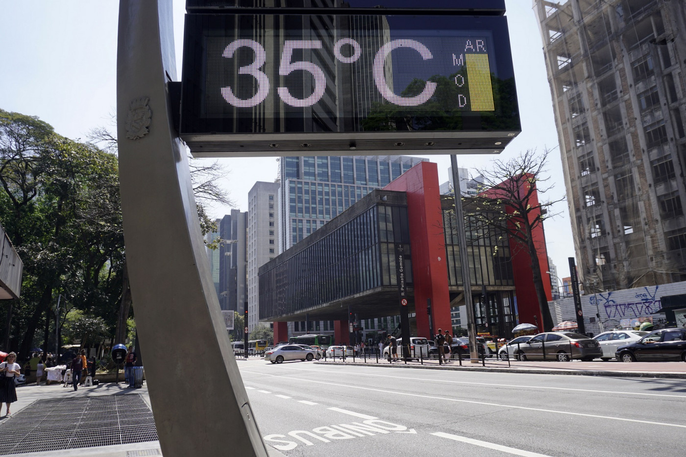 termômetro mostrando 35ºC na avenida paulista