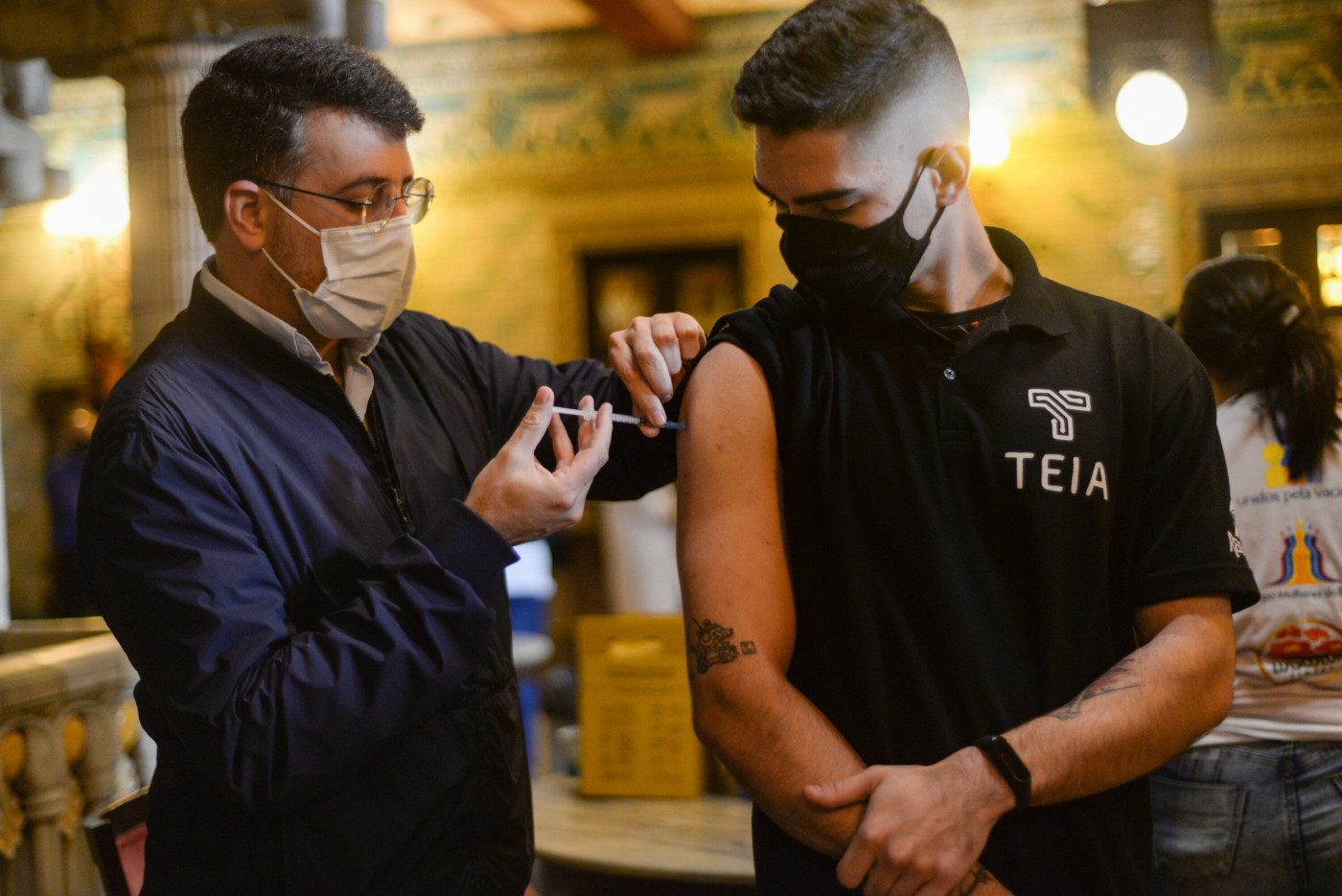O secretário municipal de Saúde do Rio de Janeiro, Daniel Soranz, aplicando vacina contra a Covid-19