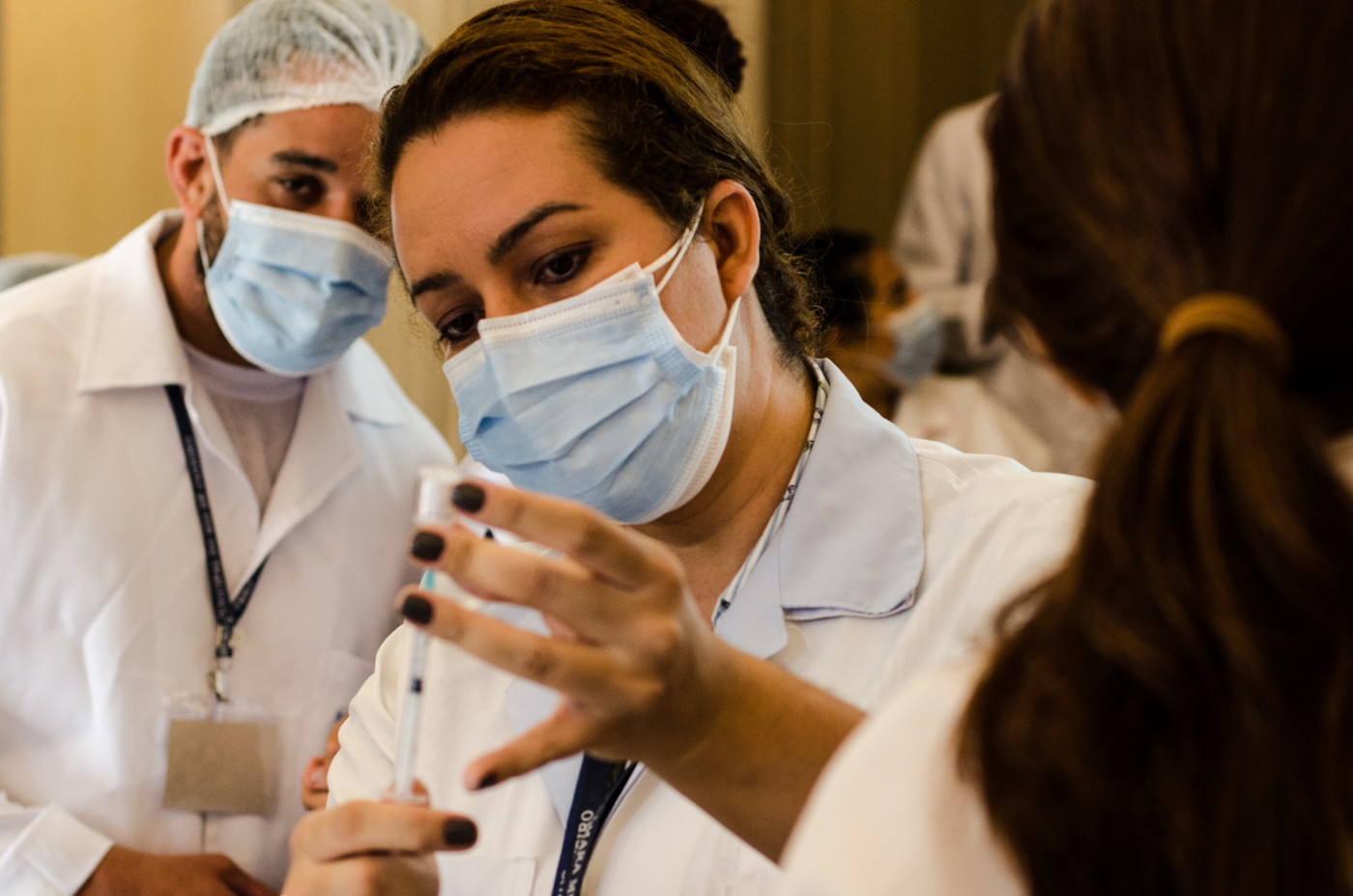 Profissional da saúde preparando dose de vacina contra a Covid-19 no Palácio Pedro Ernesto, sede da Câmara Municipal do Rio de Janeiro