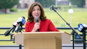 Kathy Hochul, vice governadora dos EUA, falando em microfone