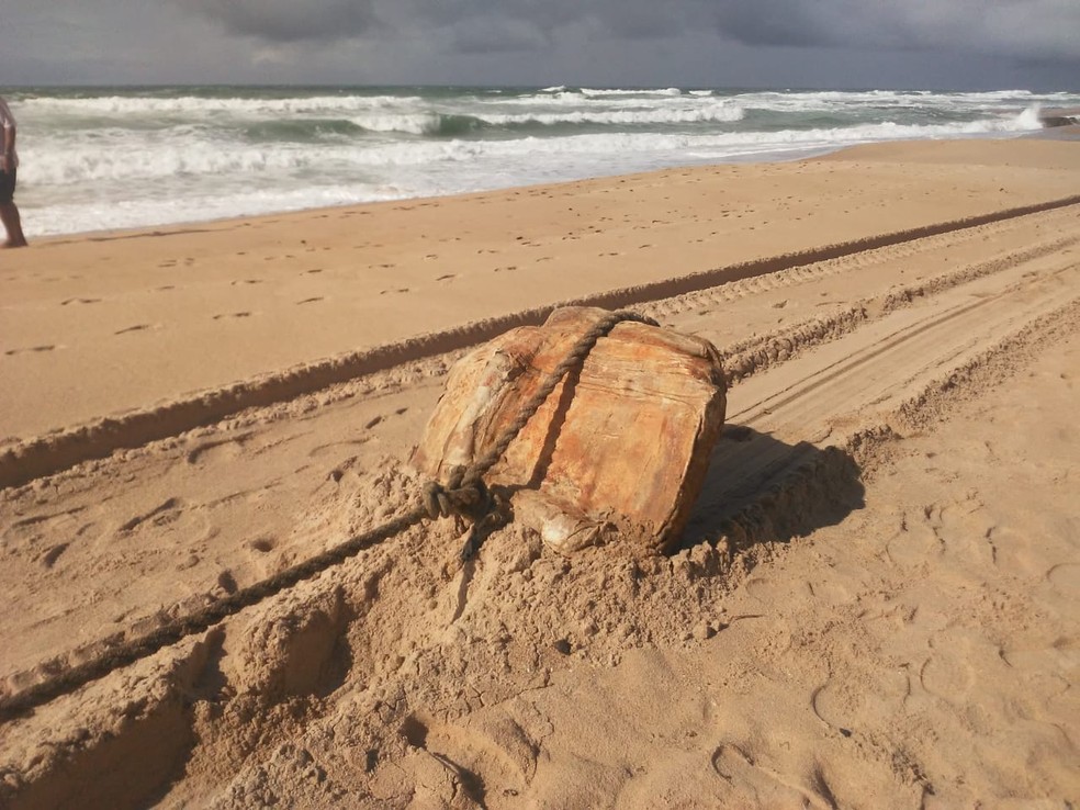 caixa arrastada na areia