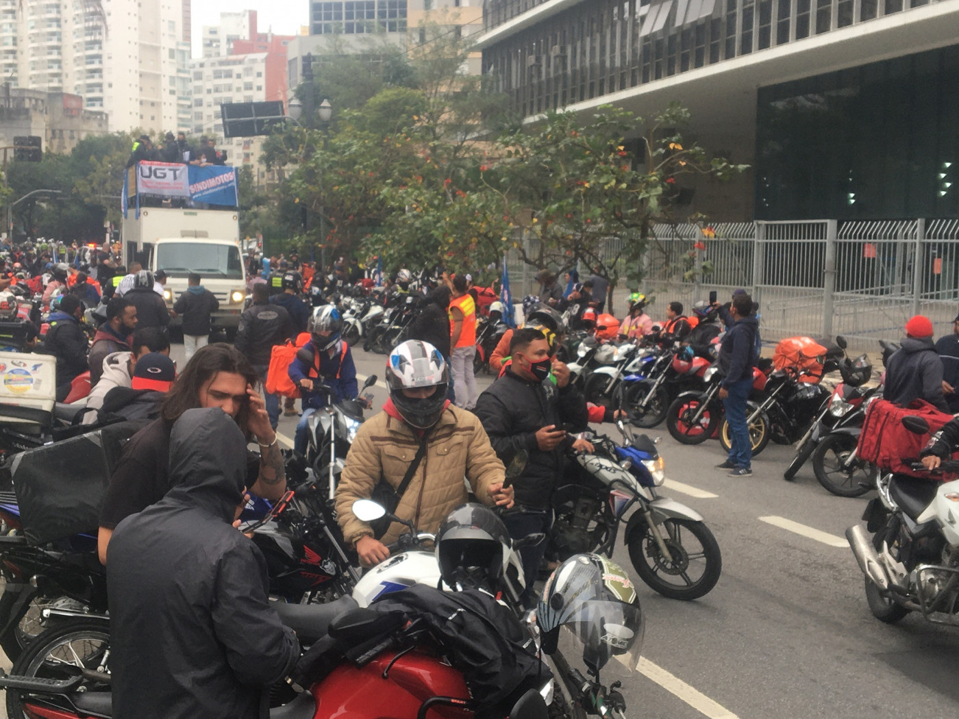 motocicletas se concentrando em rua
