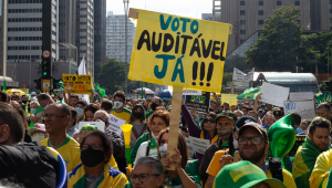 Pessoas em manifestação pró-governo na Paulista segunrando um cartaz escrito "voto auditável já'