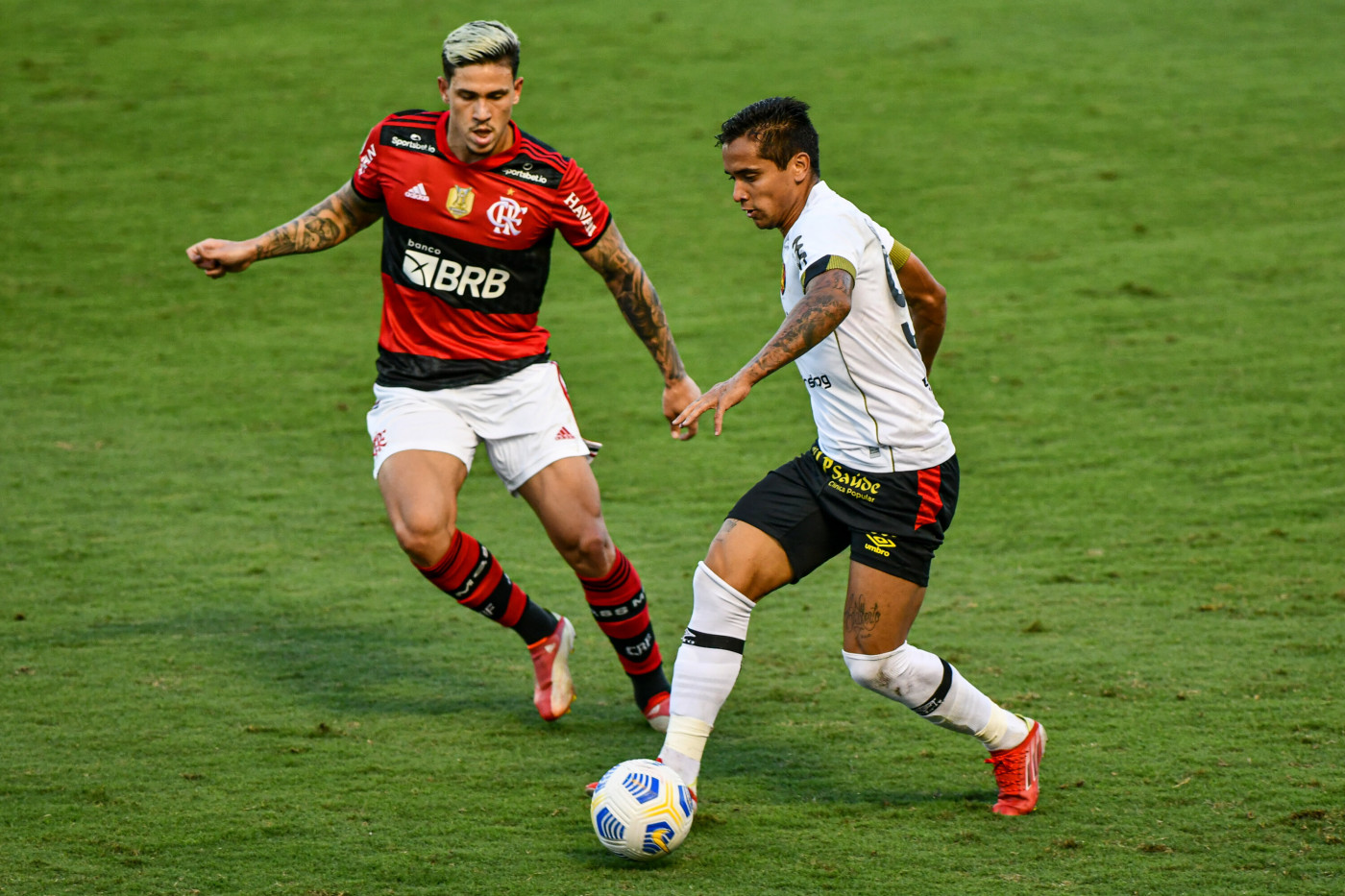 Pedro, do Flamengo, e Everton Felipe, do Sport, em partida