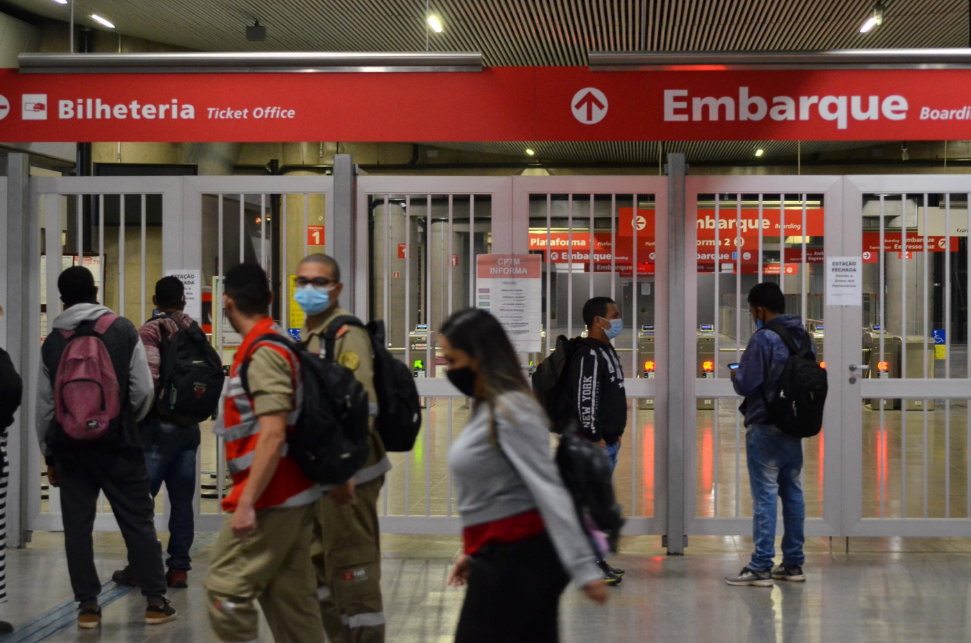 Pessoas em estação da CPTM fechada