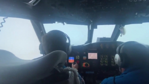 Dois pilotos dentro de um avião mexendo no painel de controle