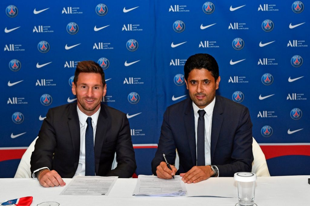 Nasser Al-Khelaifi, presidente do PSG, ao lado de Messi