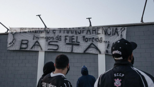 Torcida do Corinthians protestando em meio ao mau momento financeiro e esportivo do clube