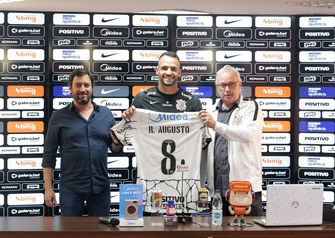 Renato Augusto foi apresentado como novo reforço do Corinthians ao lado de Duílio Monteiro Alves (presidente) e Roberto de Andrade (diretor)