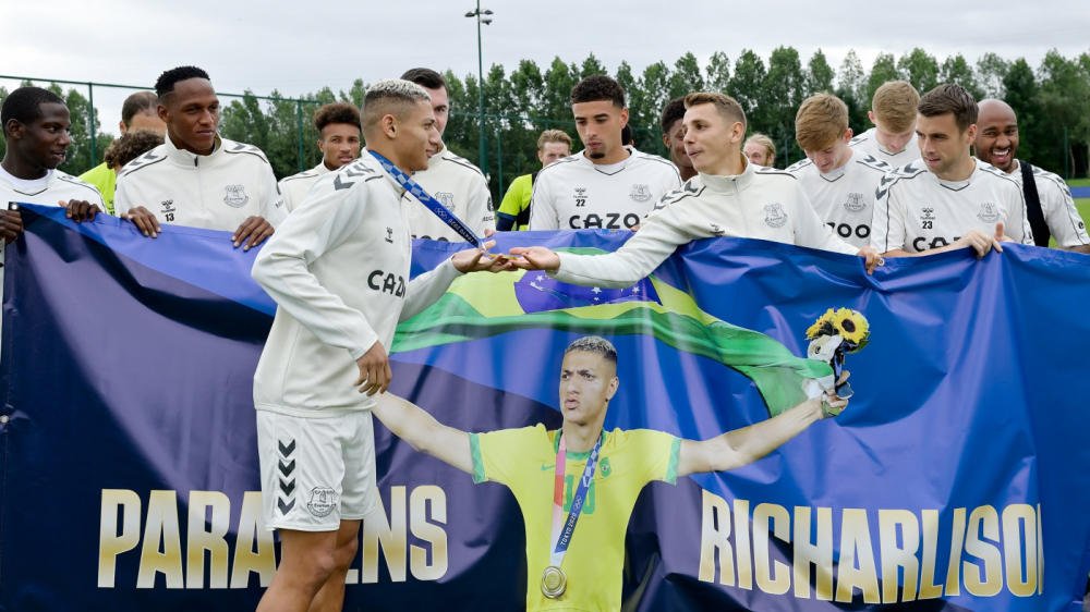 Richarlison foi homenageado no Everton após o título na Tóquio-2020