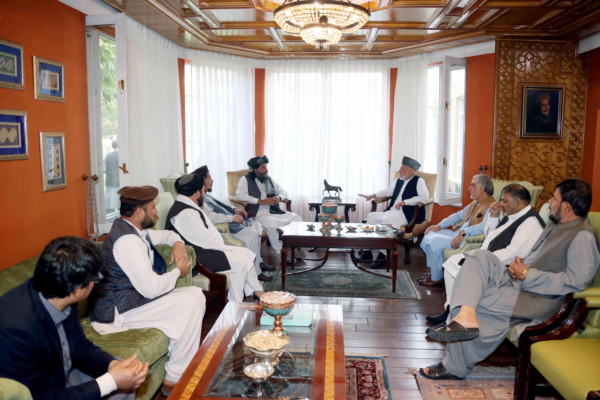 Com discursos moderados, líderes do Talibãs negociam a formação de um novo governo