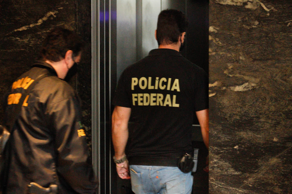 Agentes da Polícia Federal cumprem mandados