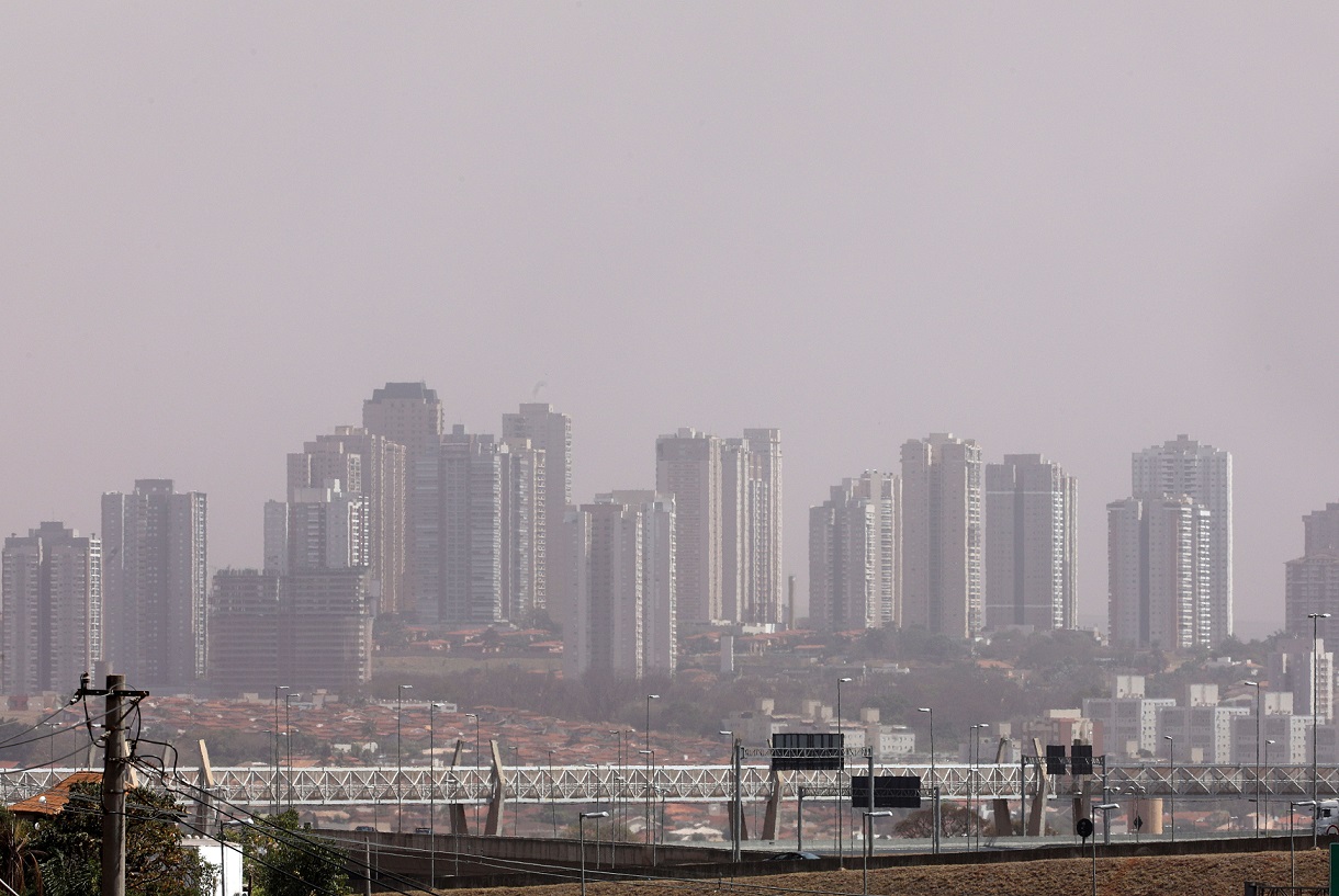 Imagem de nuvem de poeira atingindo a cidade de Ribeirão Preto