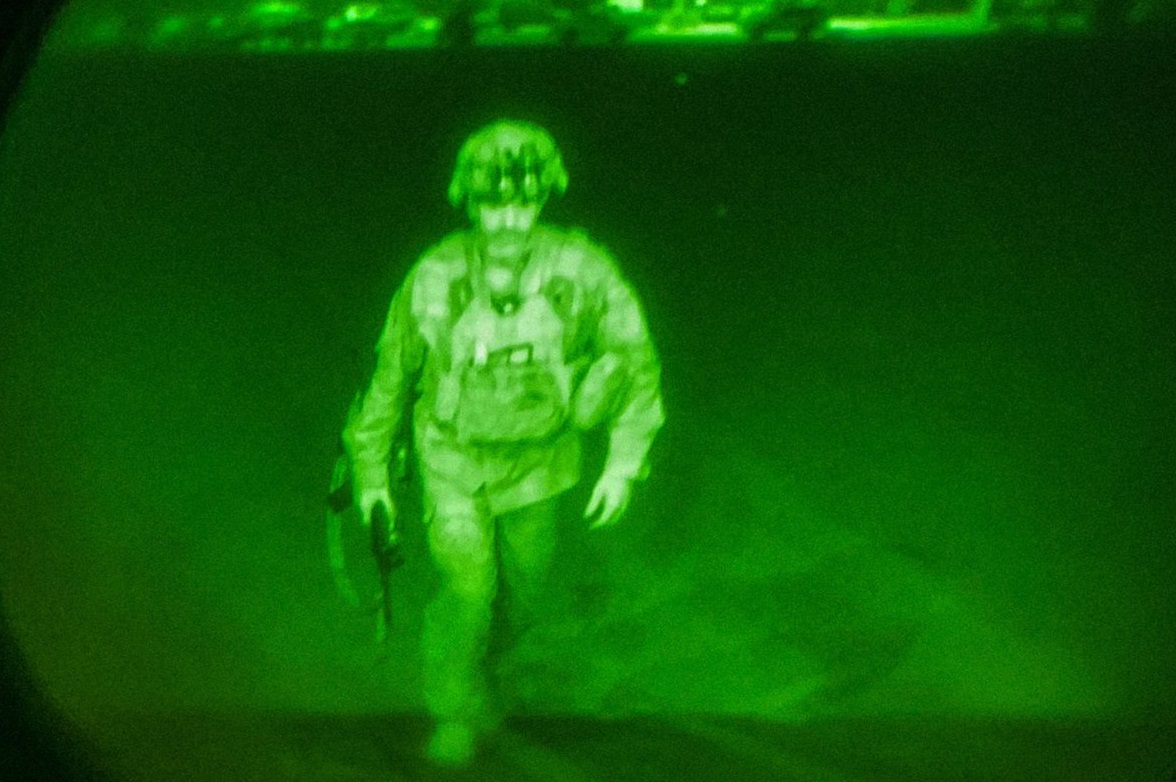 soldado subindo em avião; foto de câmeras com visão noturna
